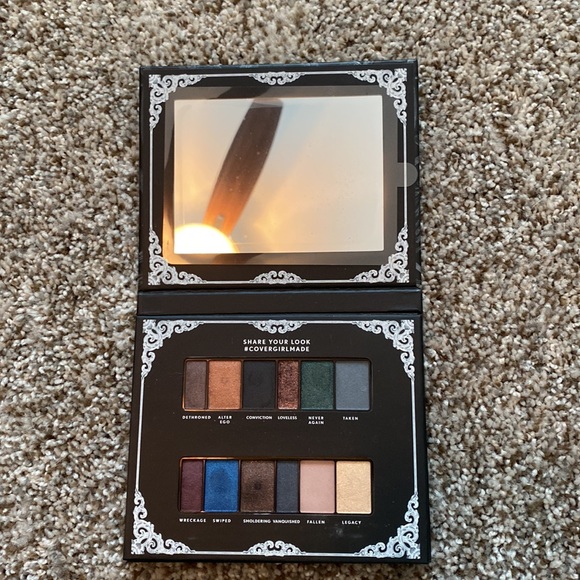 🔴Covergirl Overthrown Eyeshadow Palette - Picture 3 of 3